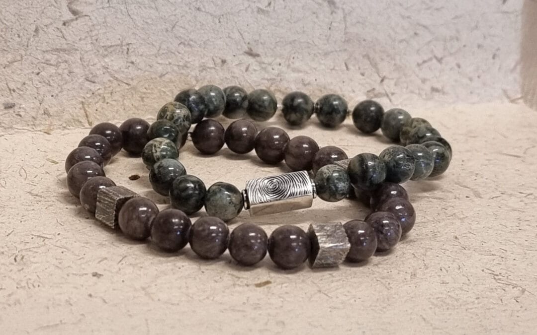 Stenen armband met vingerafdrukken