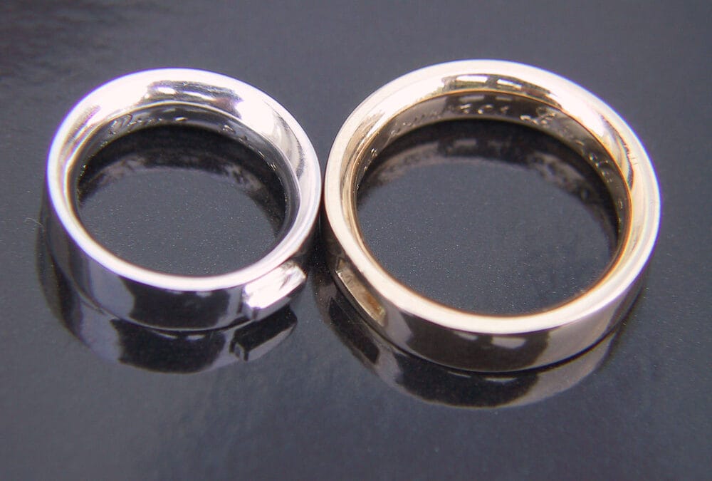 Minimalistische witte en geelgouden ring