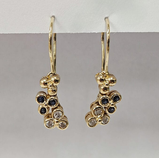 Oorhangers met saffier en diamant