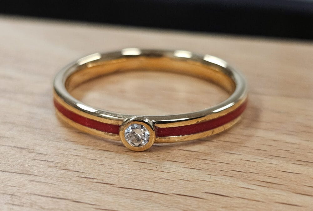 Ring met rode hars en diamant