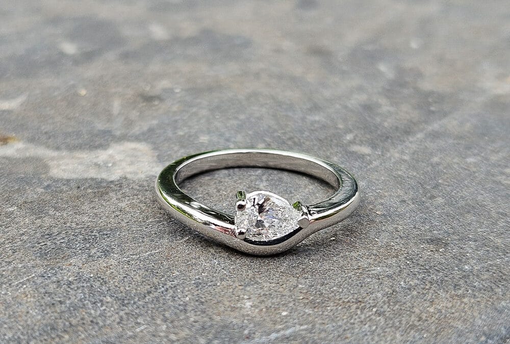 Dames ring met peervormige diamant