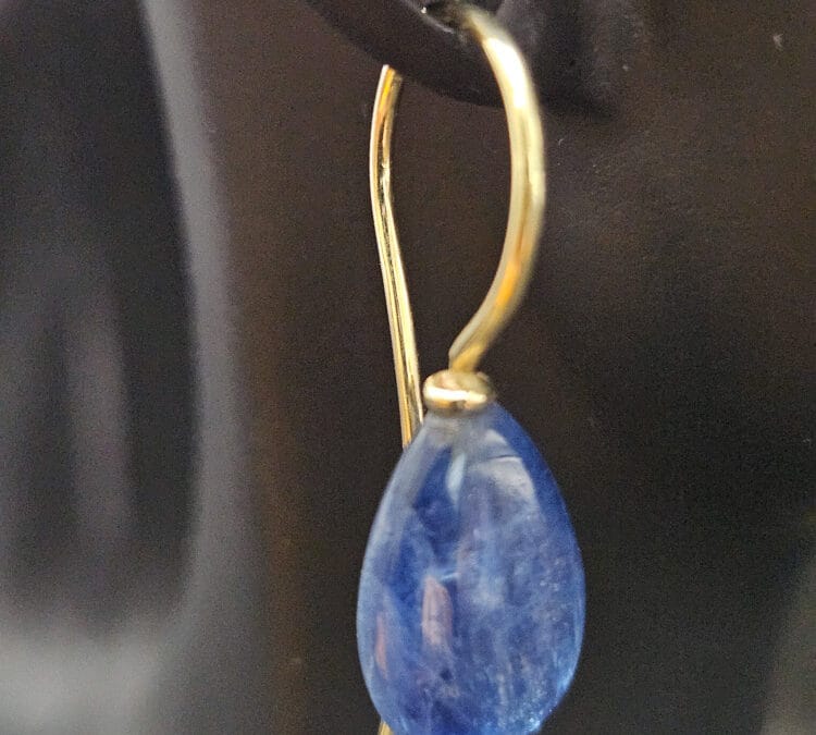 Oorhangers met Kyaniet