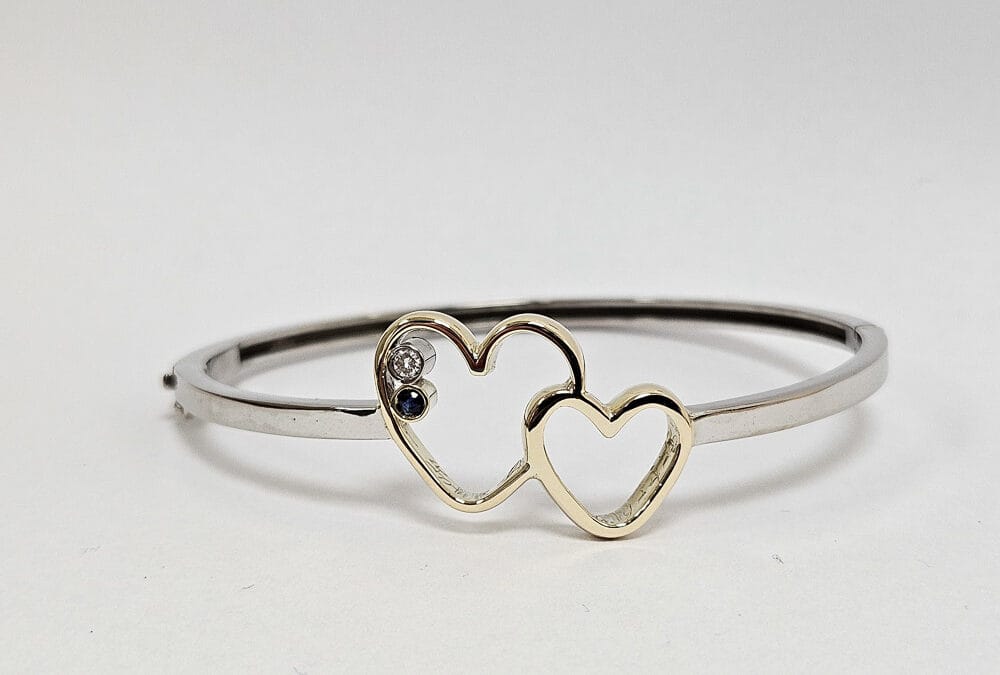 Gouden armband met trouwringen vermaakt tot hartjes