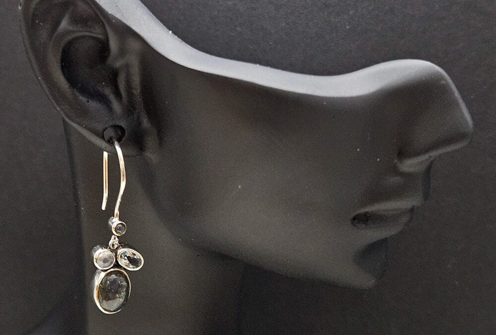 Oorhanger met meerdere edelstenen